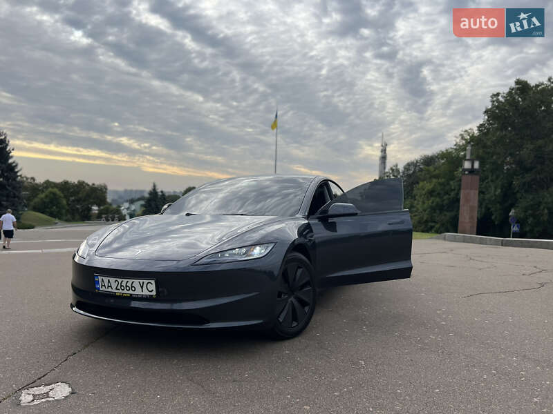 Tesla Model 3 2024