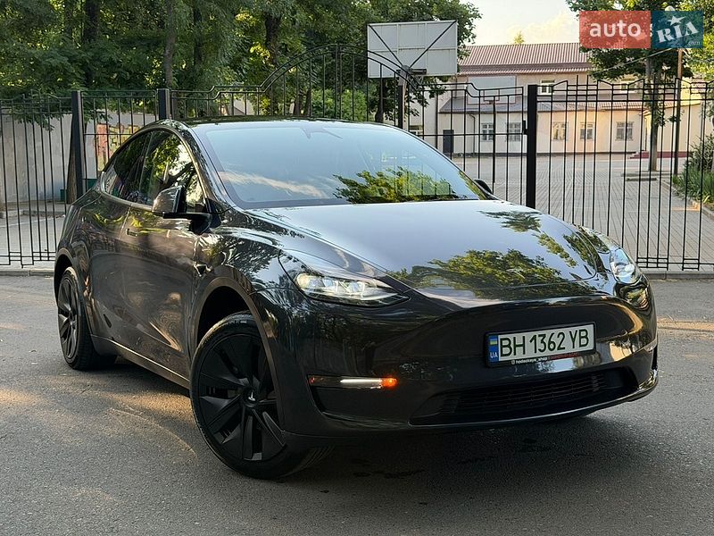 Tesla Model Y 2024
