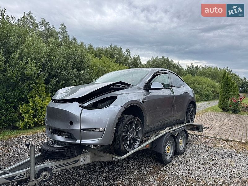 Tesla Model Y 2024