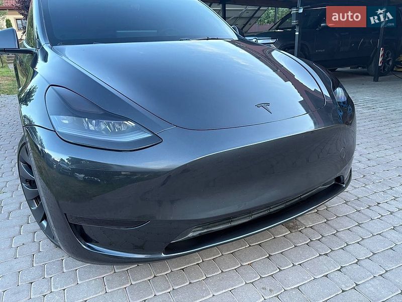 Tesla Model Y 2024