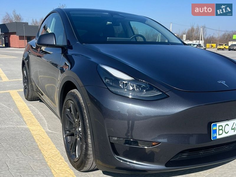 Tesla Model Y 2024
