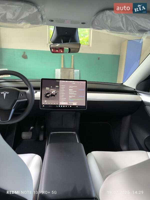 Tesla Model Y 2024