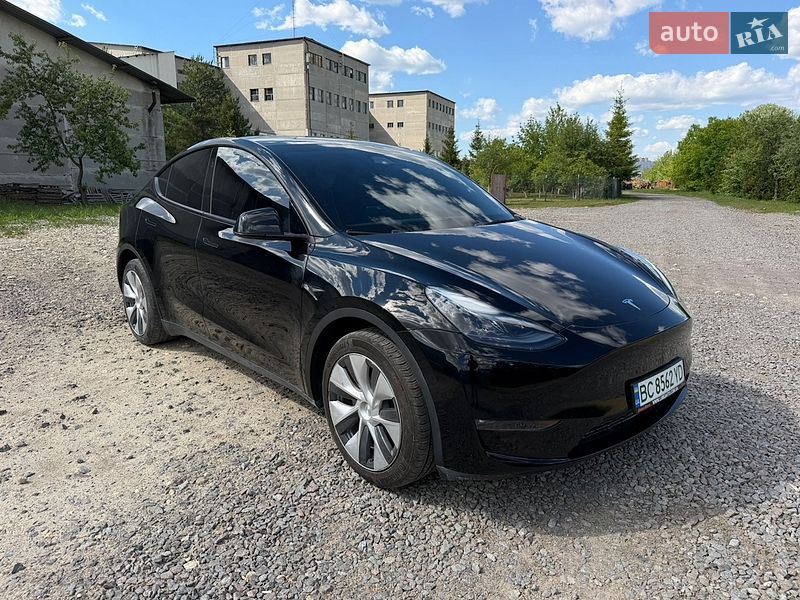 Tesla Model Y 2024
