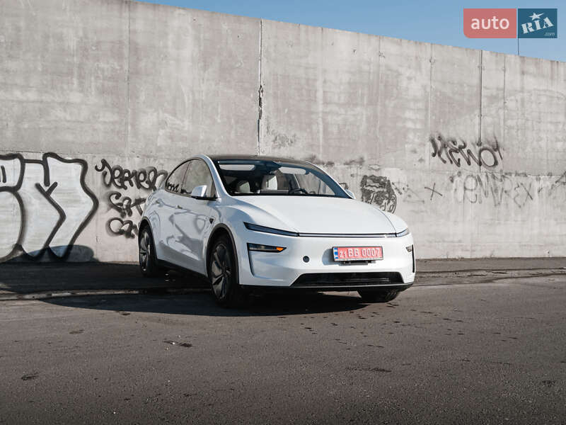 Tesla Model Y 2025