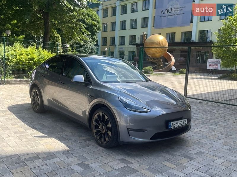 Tesla Model Y 2024