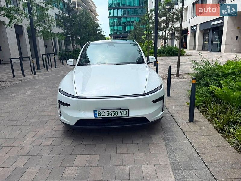 Tesla Model Y 2025