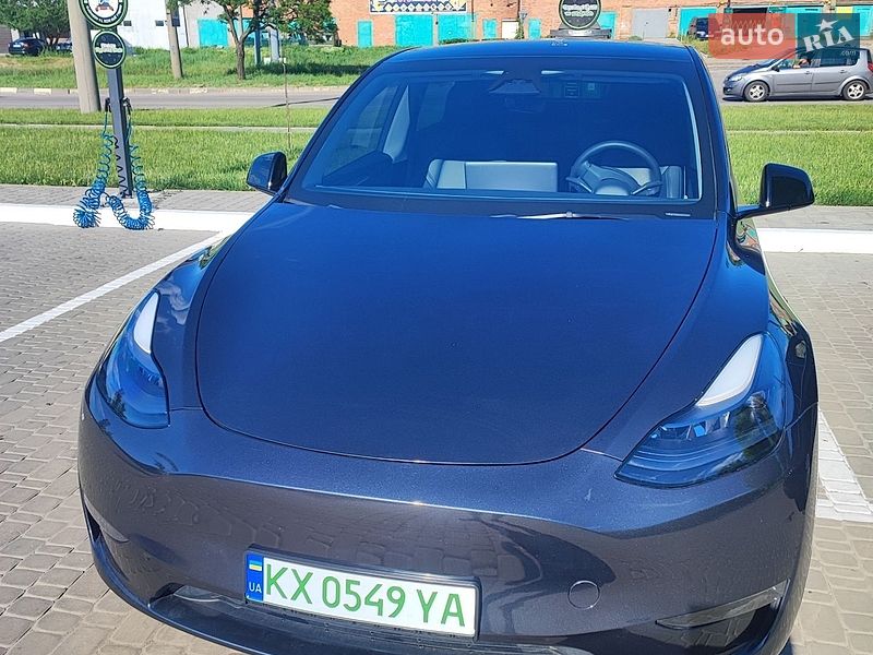 Tesla Model Y 2025