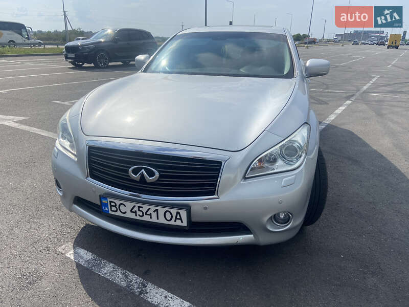 Infiniti M30 2011