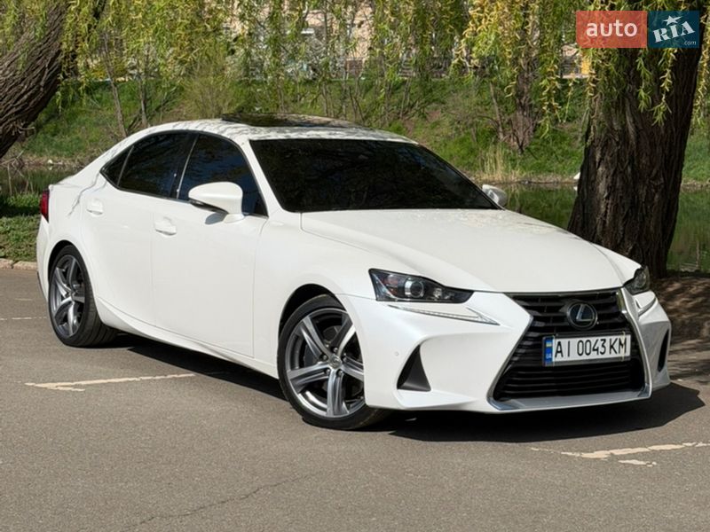 Lexus IS 2019