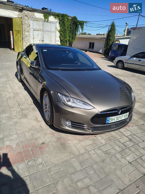 Tesla Model S 2015