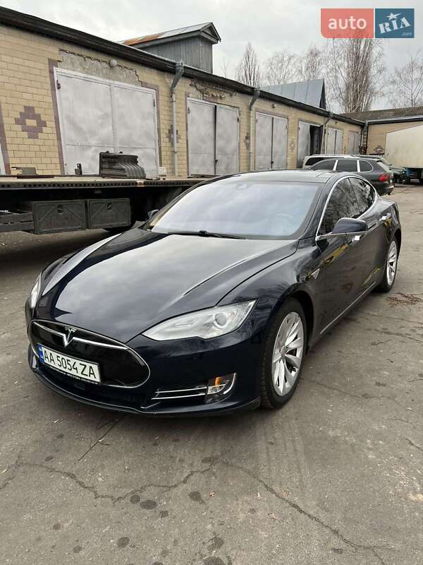 Tesla Model S 2015