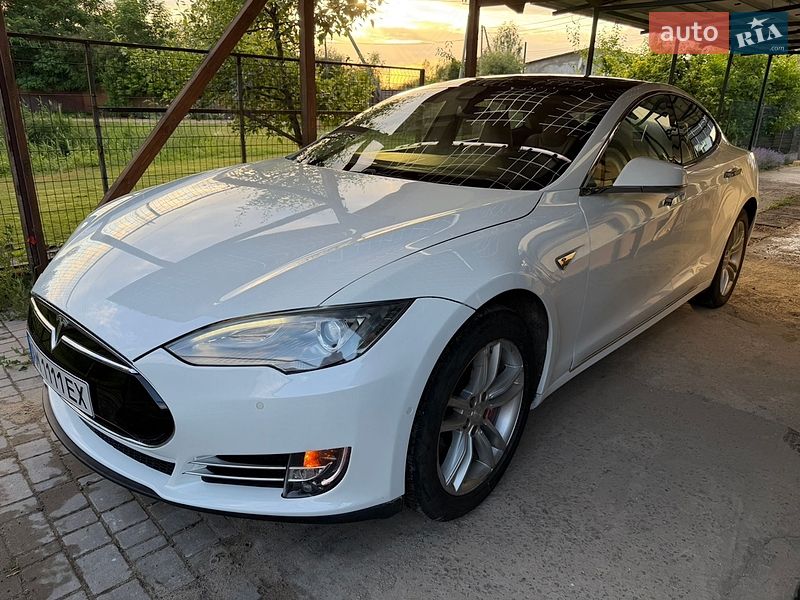 Tesla Model S 2015