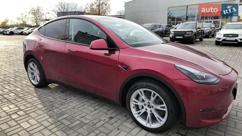 Tesla Model Y 2024