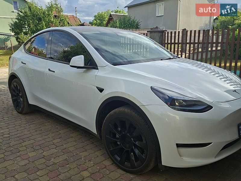 Tesla Model Y 2024