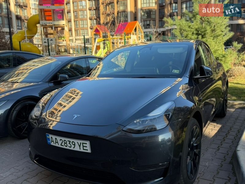 Tesla Model Y 2024
