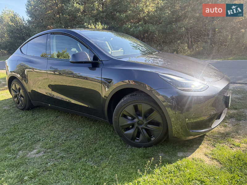 Tesla Model Y 2024