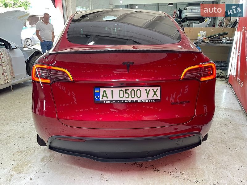 Tesla Model Y 2024