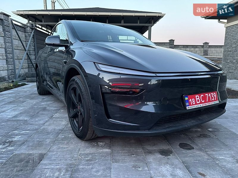 Tesla Model Y 2025