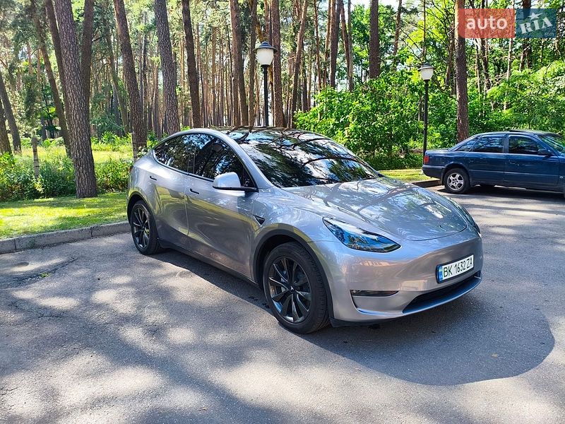 Tesla Model Y 2024