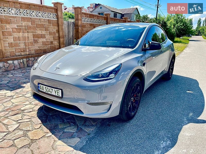 Tesla Model Y 2024