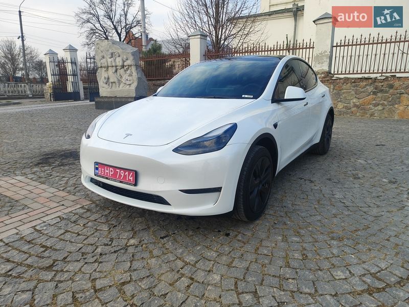 Tesla Model Y 2024