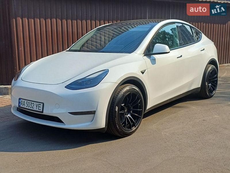 Tesla Model Y 2025