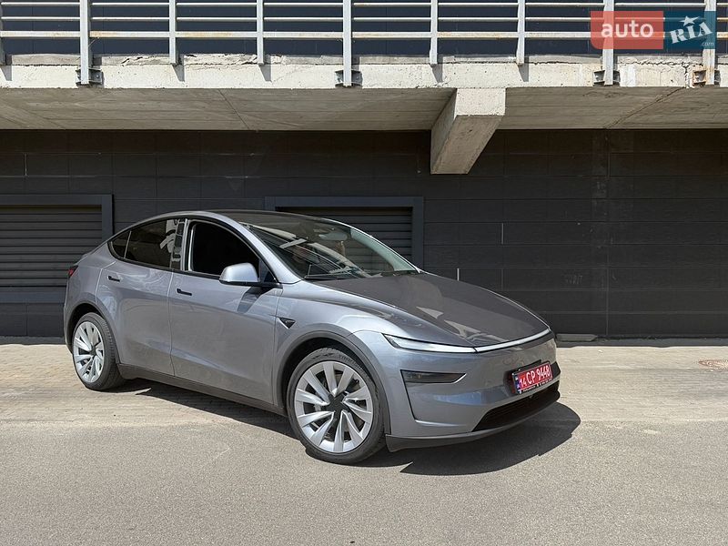 Tesla Model Y 2025