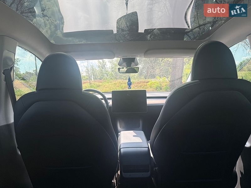 Tesla Model Y 2024