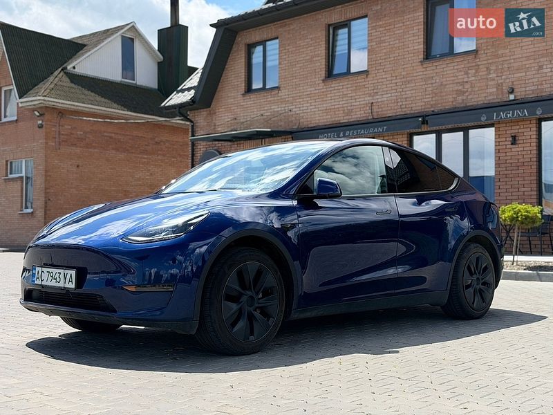 Tesla Model Y 2024