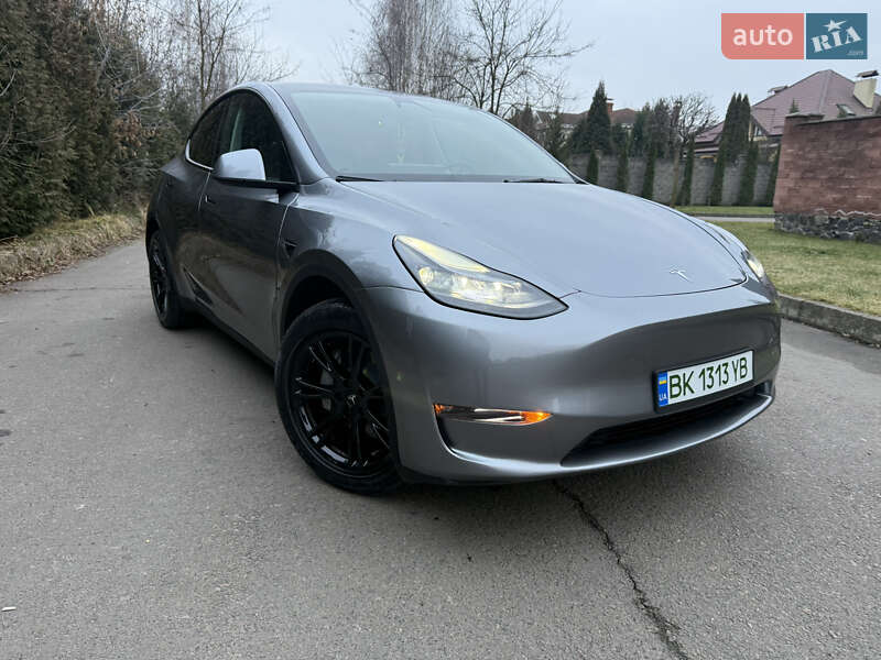 Tesla Model Y 2025
