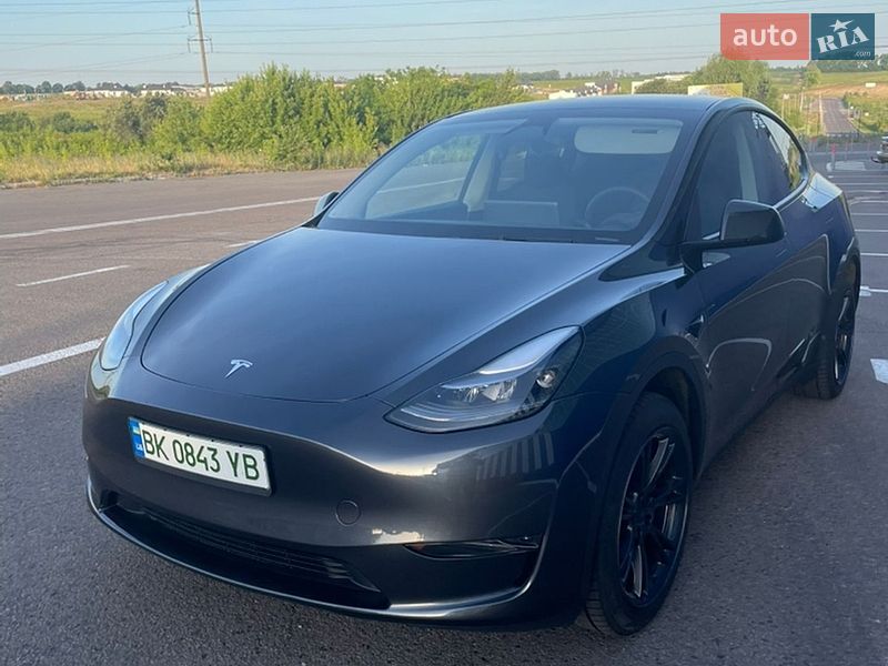 Tesla Model Y 2024
