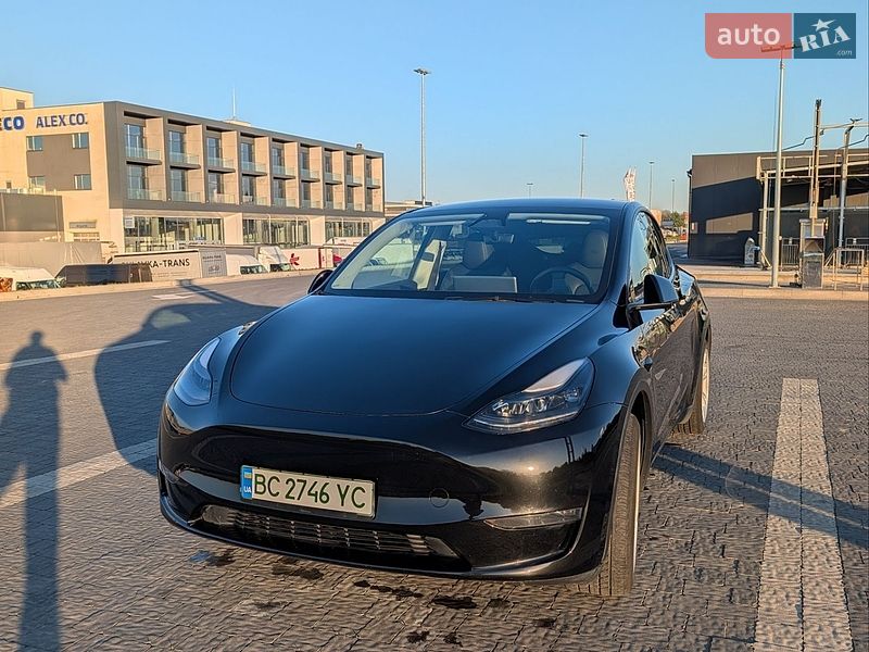 Tesla Model Y 2024