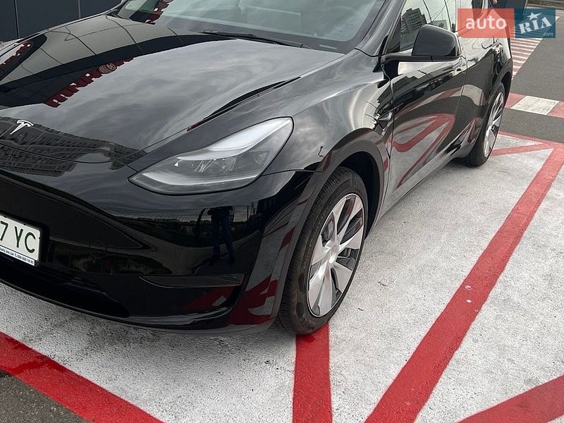 Tesla Model Y 2024
