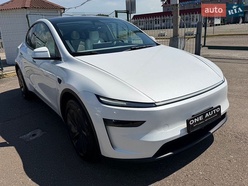 Tesla Model Y 2025