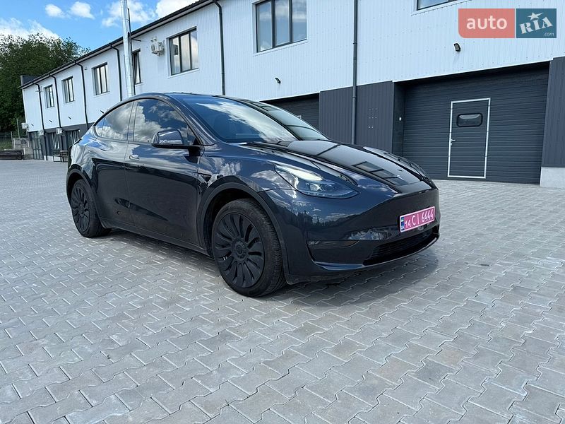 Tesla Model Y 2024