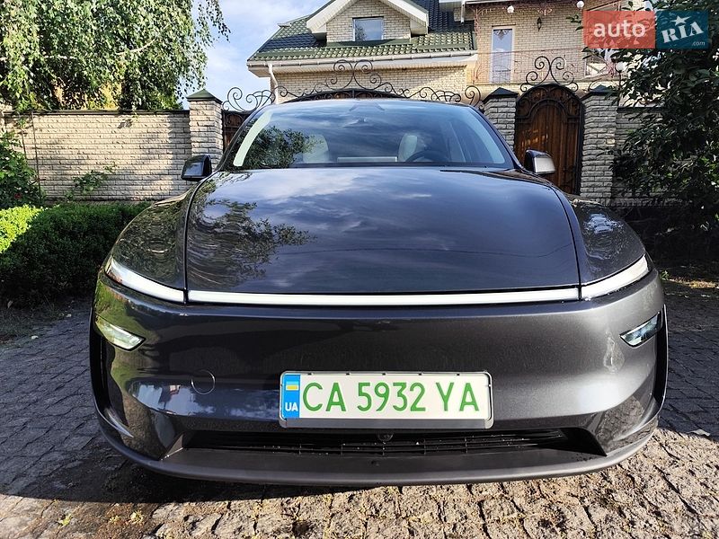 Tesla Model Y 2025