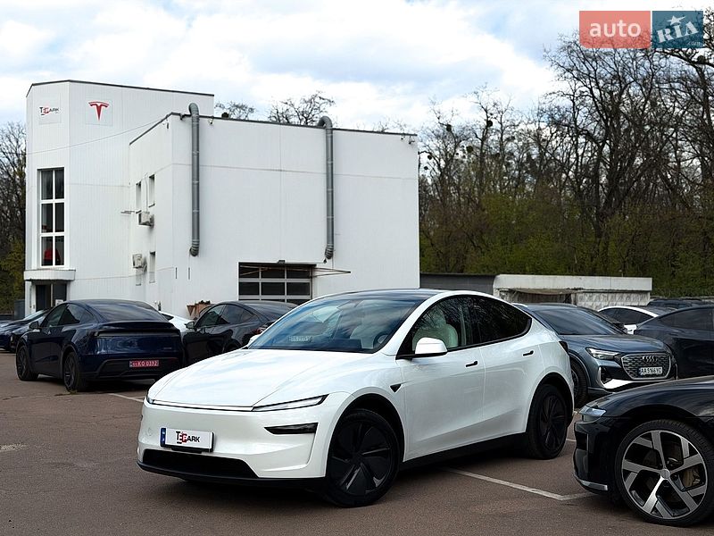 Tesla Model Y 2025