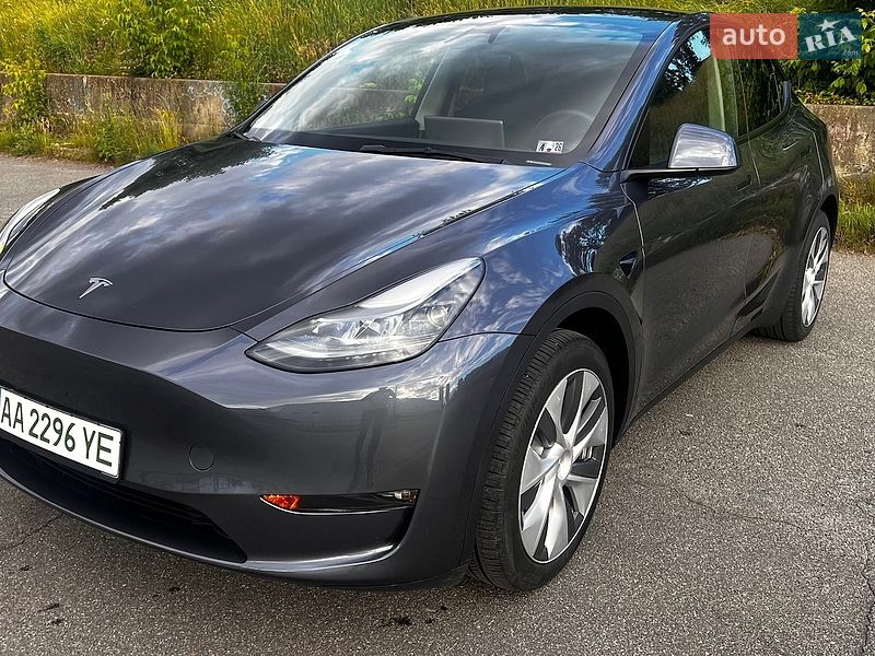 Tesla Model Y 2024