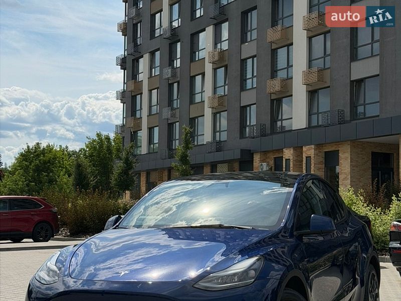 Tesla Model Y 2024