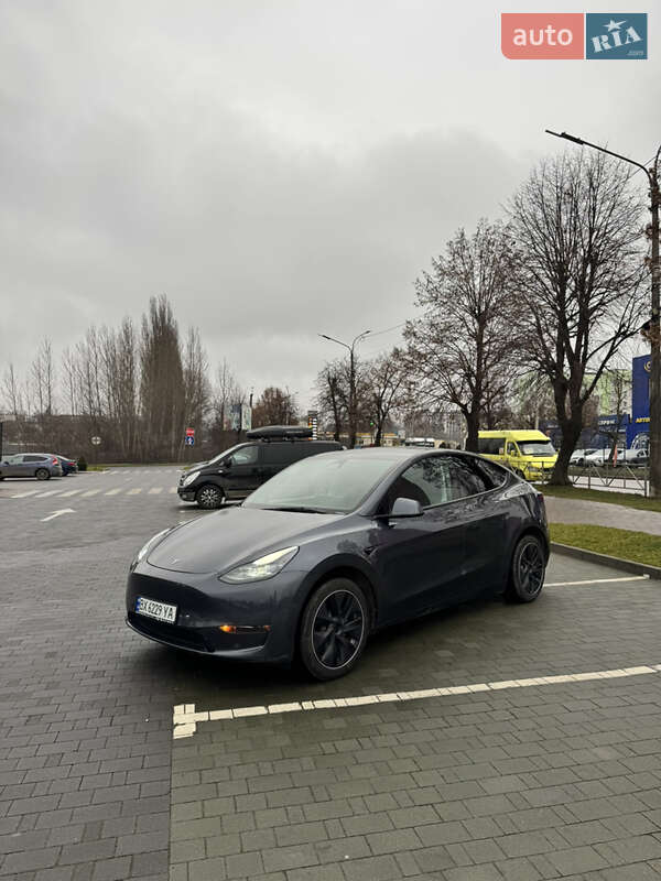 Tesla Model Y 2023