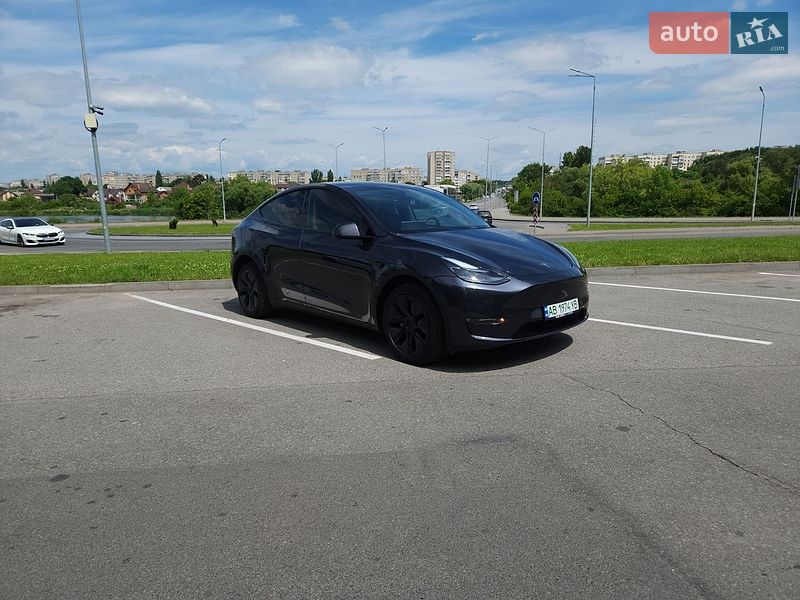 Tesla Model Y 2024