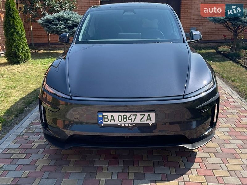 Tesla Model Y 2025