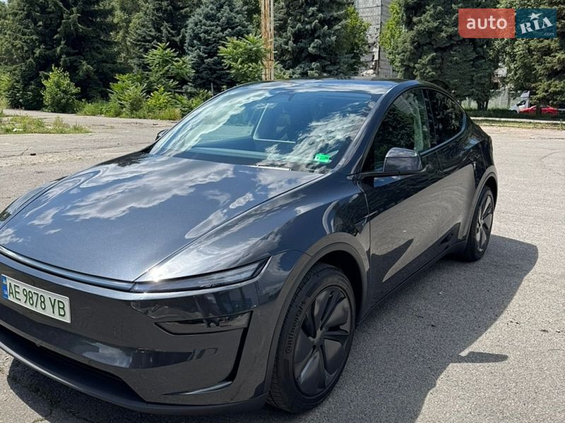Tesla Model Y 2025