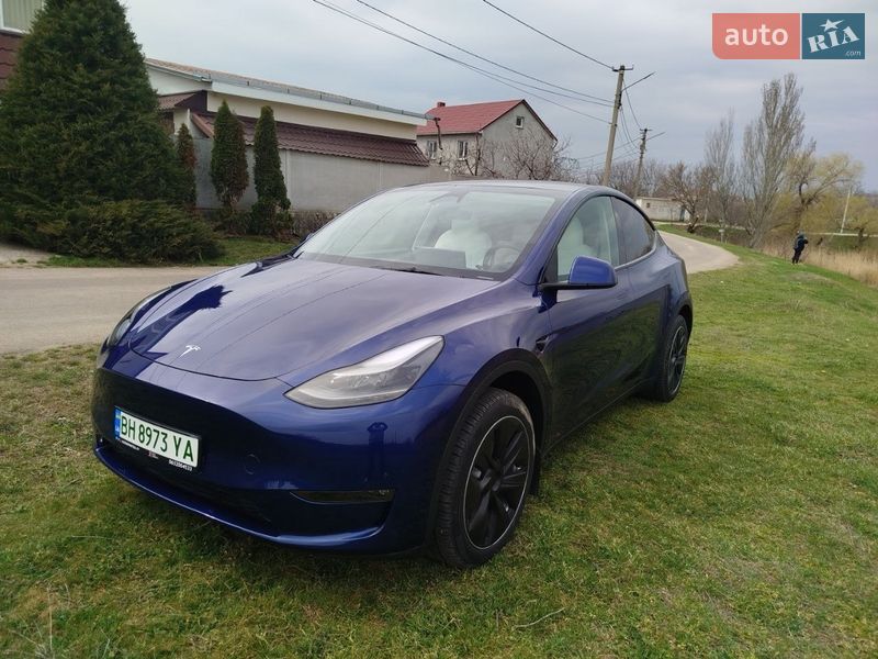 Tesla Model Y 2024