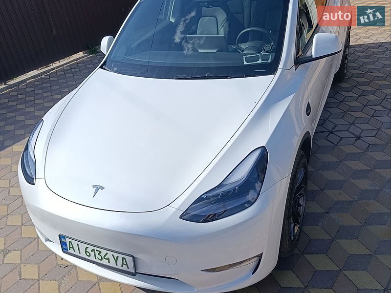 Tesla Model Y 2025