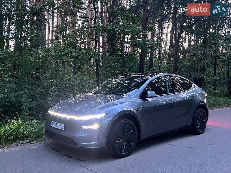 Tesla Model Y 2025