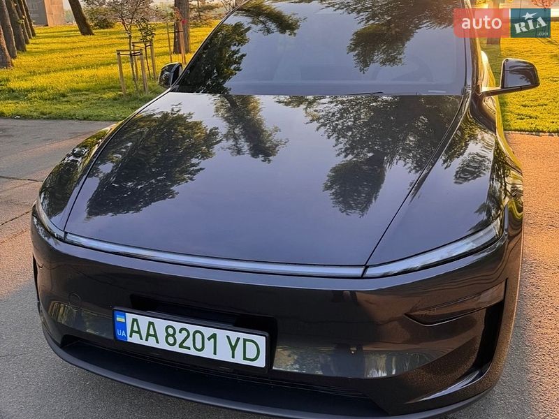 Tesla Model Y 2025