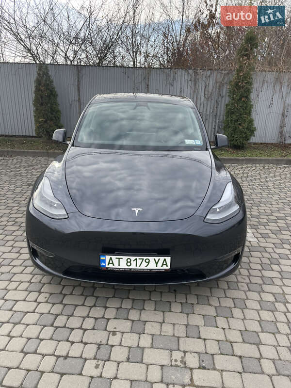 Tesla Model Y 2024