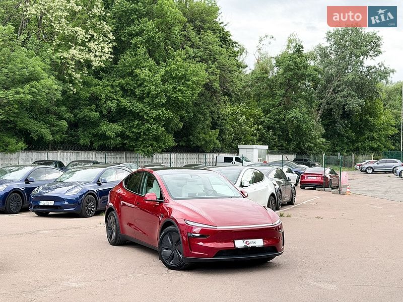 Tesla Model Y 2025