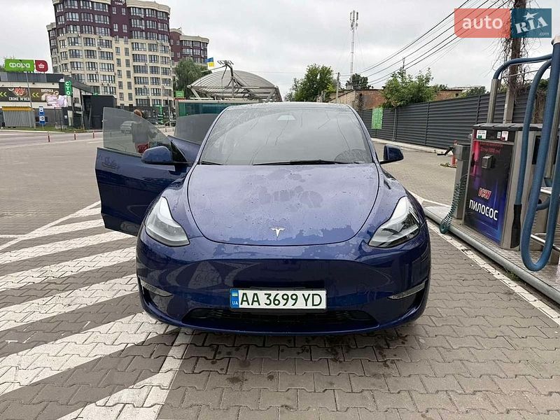 Tesla Model Y 2024